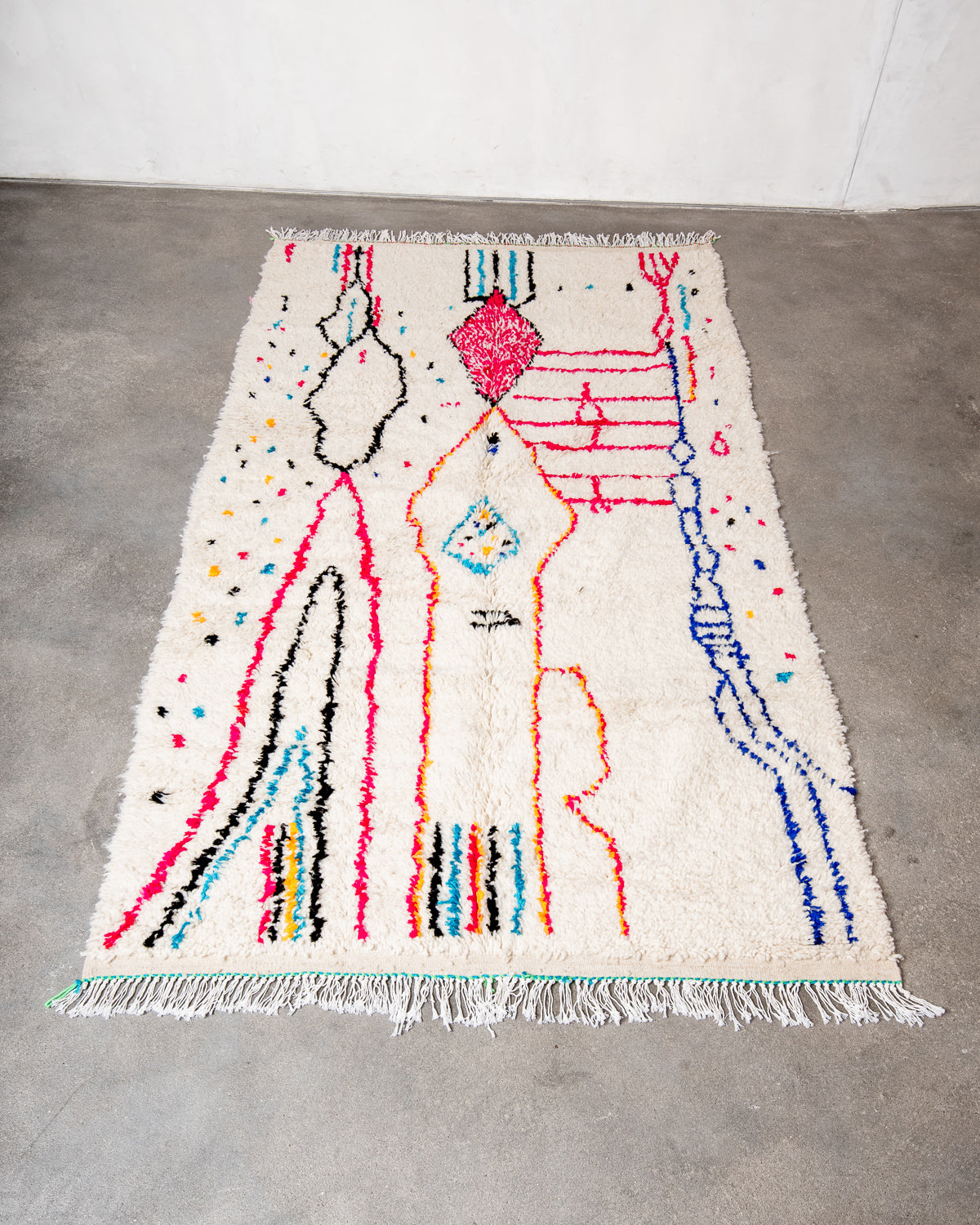 Modern designer handcrafted Berber rug from Morocco. Azilal rug with beautiful colors and patterns. Made of sheep’s wool and colourful cotton.